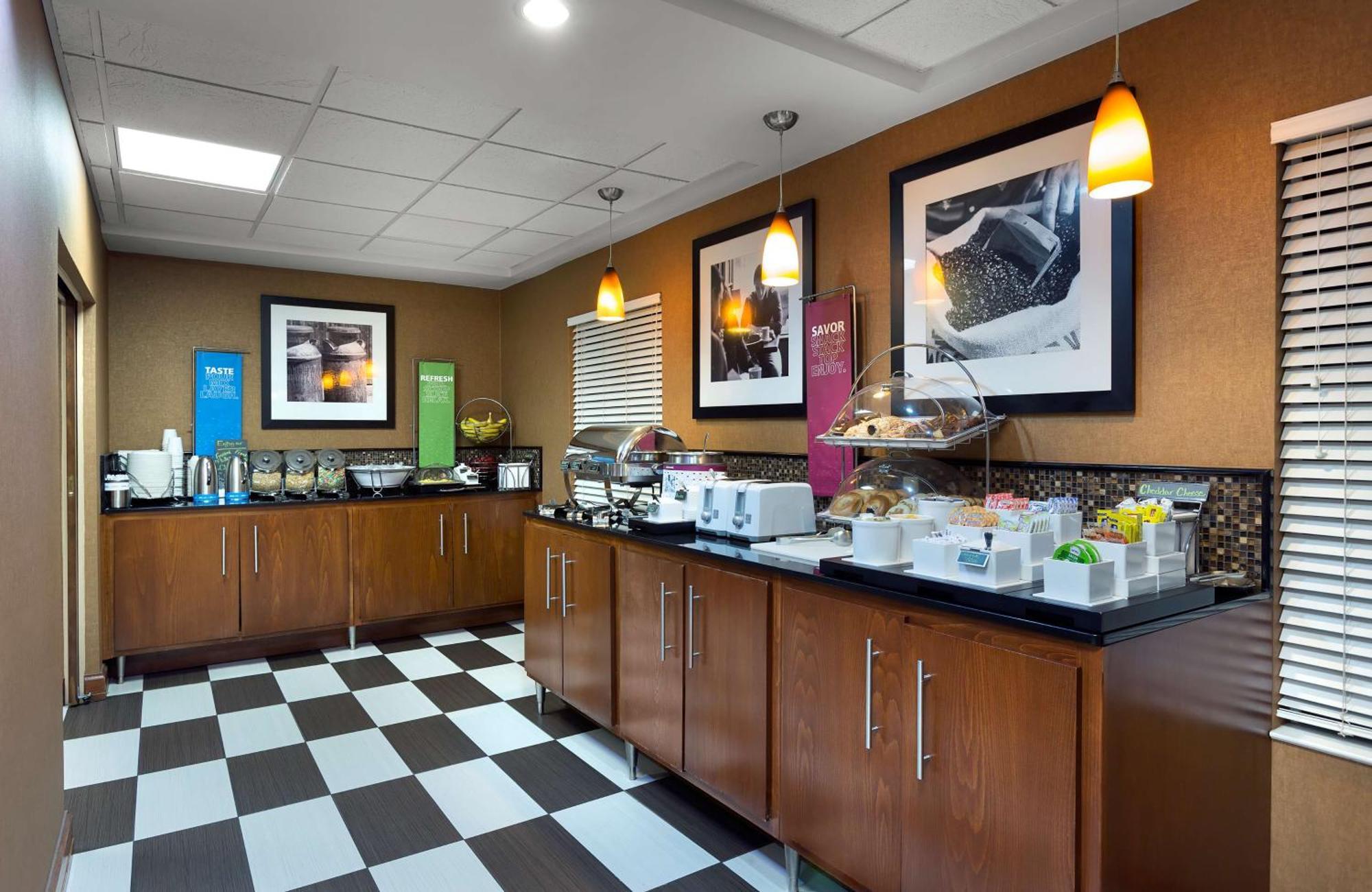 Hampton Inn Helen Bagian luar foto